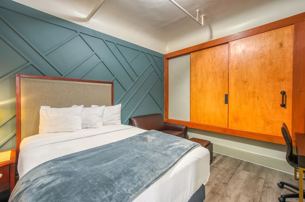 Ram's Hotel 1 Queen Bed with Sofa Bed, Shared Bathroom 17