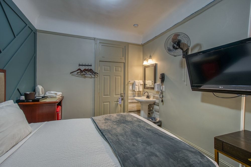 Ram's Hotel 1 Queen Bed with Sofa Bed, Shared Bathroom 12