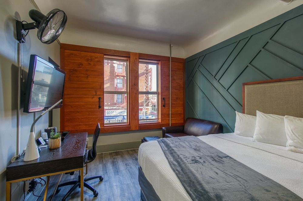 Ram's Hotel 1 Queen Bed with Sofa Bed, Shared Bathroom 2