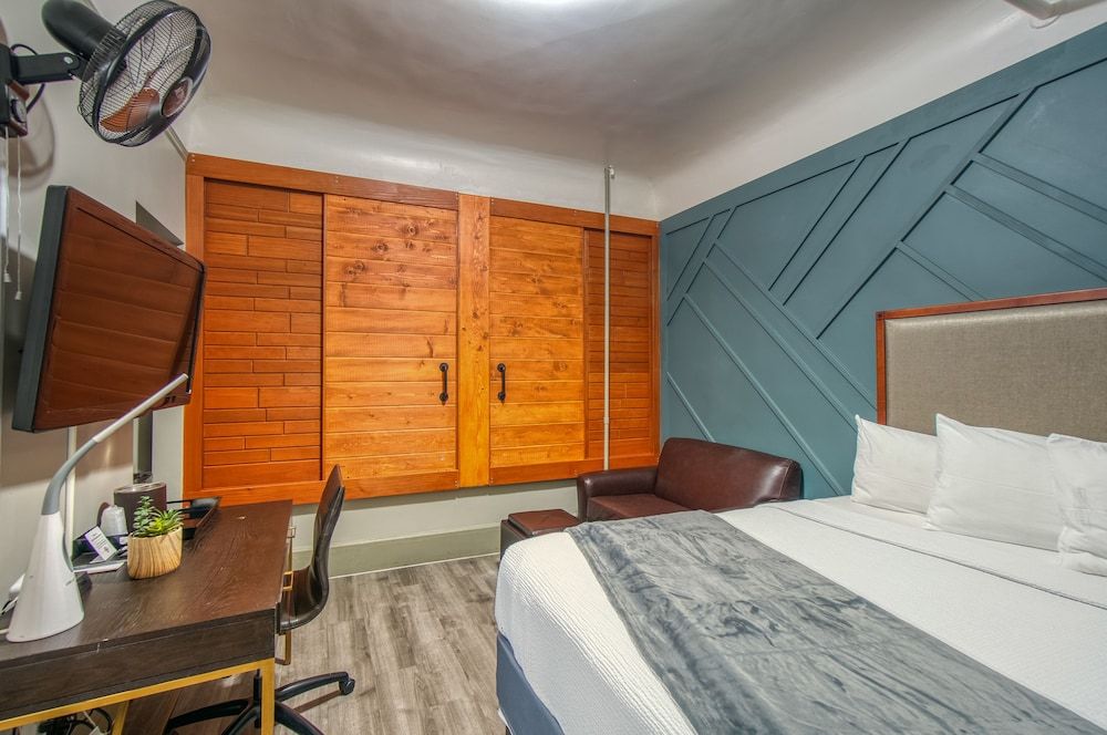 Ram's Hotel 1 Queen Bed with Sofa Bed, Shared Bathroom