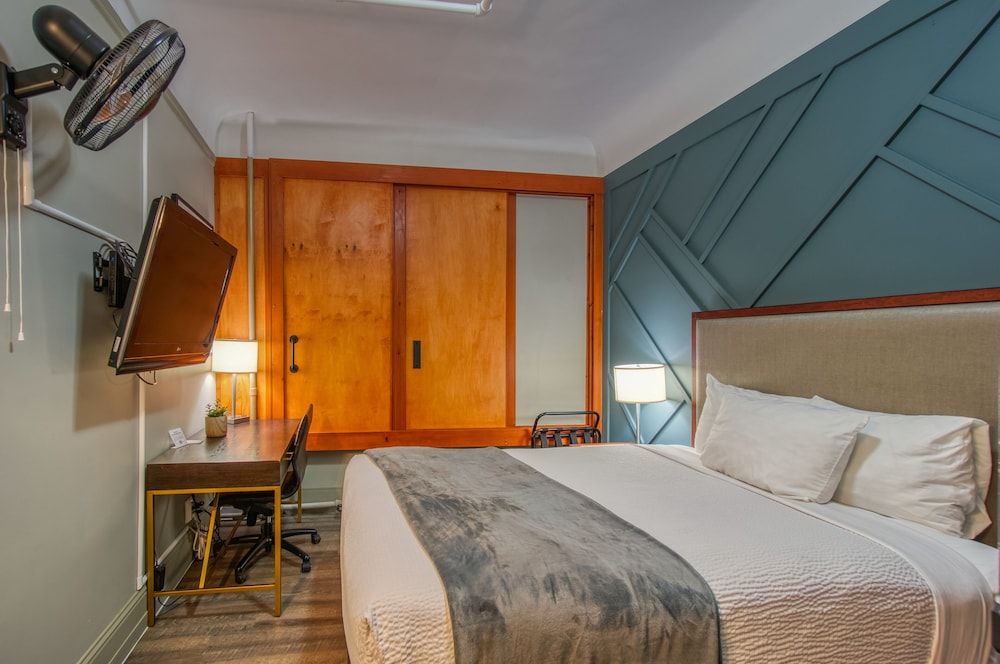 Ram's Hotel 1 Queen Bed with Sofa Bed, Shared Bathroom 9