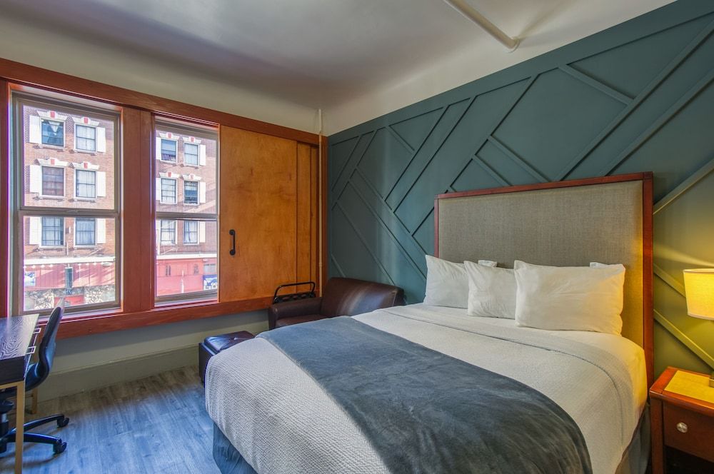 Ram's Hotel 1 Queen Bed with Sofa Bed, Shared Bathroom 4