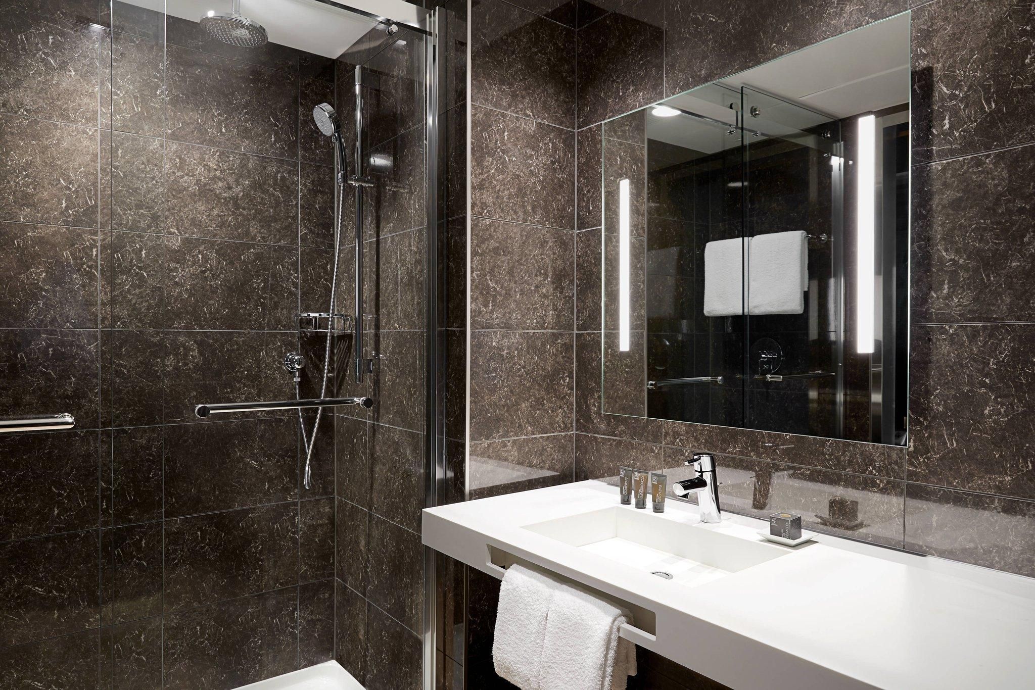 Guest room, 2 Queen, Lake view