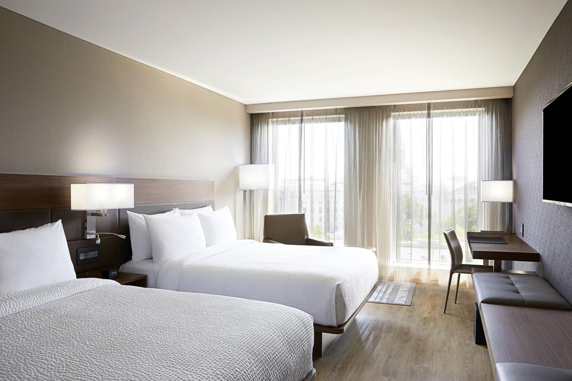 Guest room, 2 Queen, Lake view