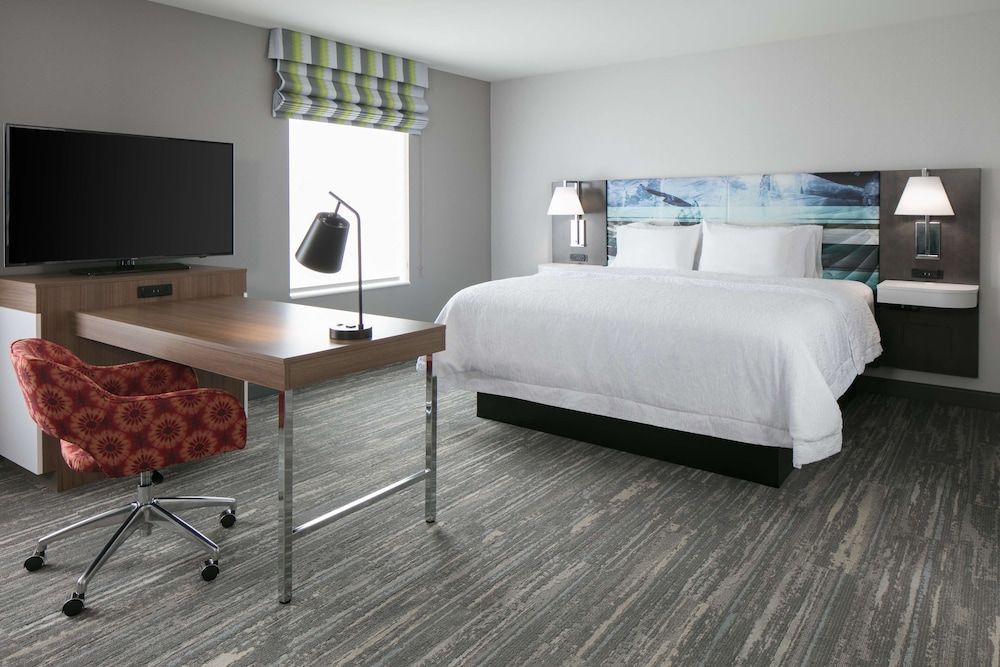 Studio, 1 King Bed, Refrigerator & Microwave (Wet Bar)