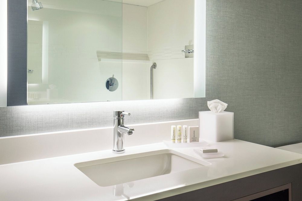 Suite, 1 Bedroom (Mobility/Hearing Access, Roll-In Shwr)