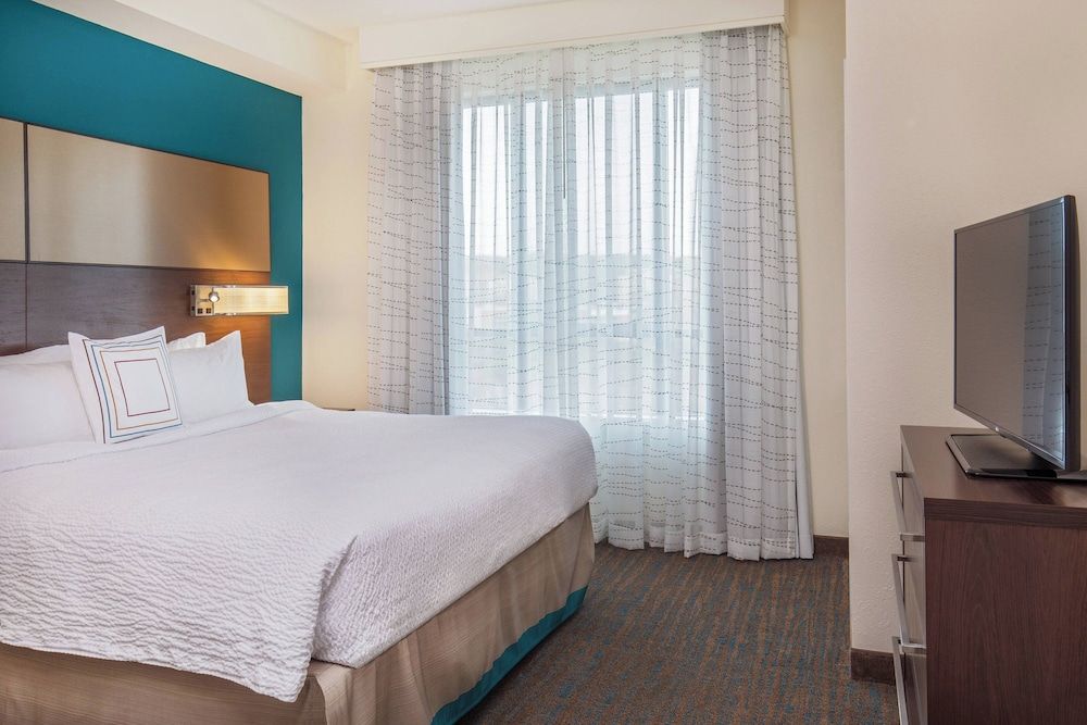 Suite, 1 Bedroom (Mobility/Hearing Access, Roll-In Shwr)