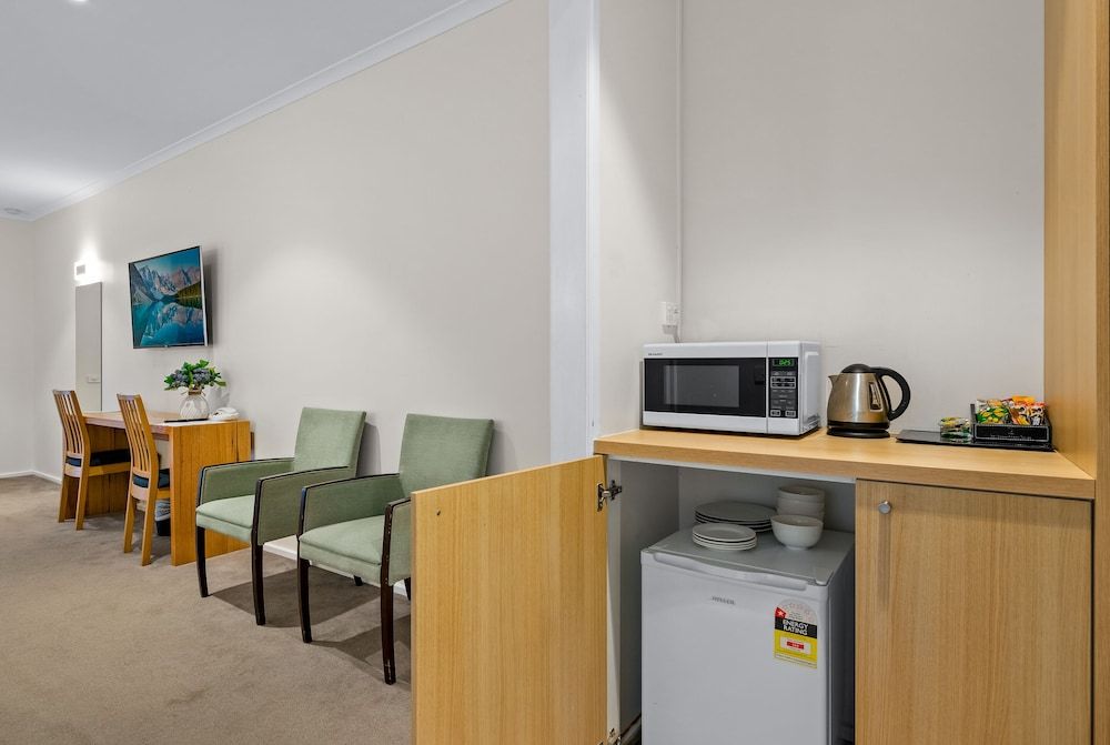 Rowville International Hotel Executive Twin Room, 2 Queen Beds, Refrigerator & Microwave 6