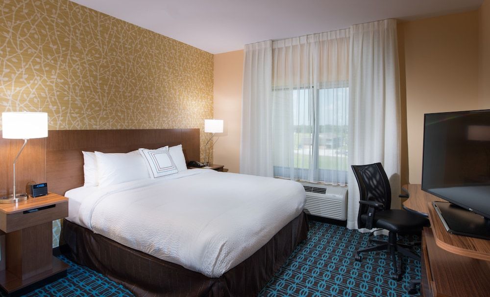 Room, 1 King Bed, Non Smoking (Mobility/Hearing Access, Roll-In Shwr)