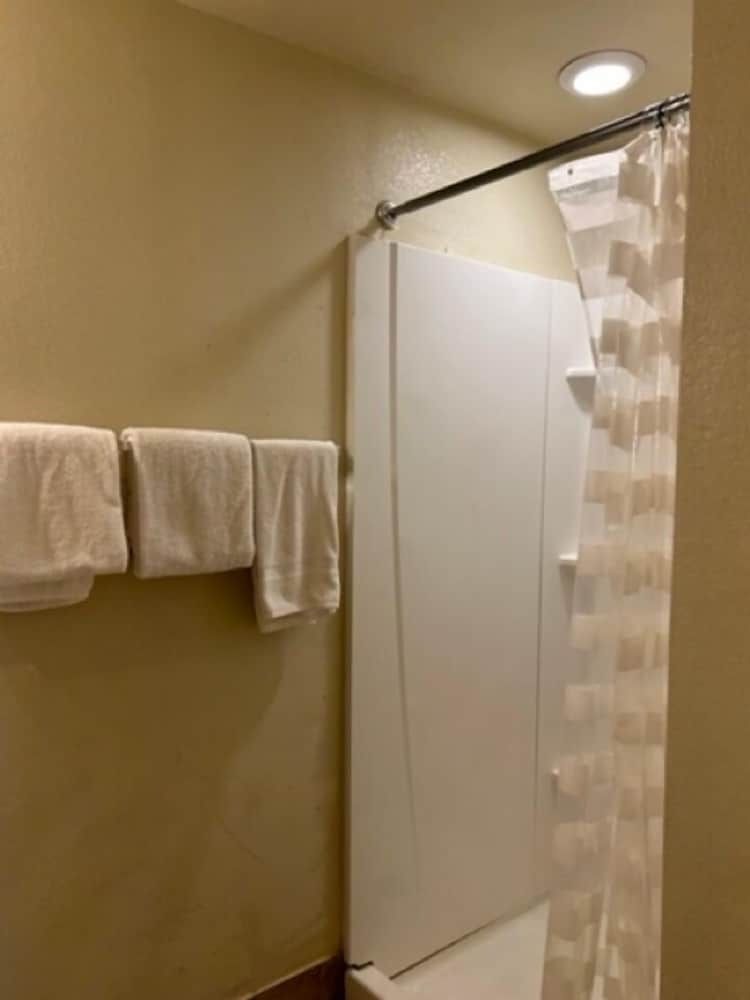 Travelodge by Wyndham Gallup Room, 1 King Bed, Accessible, Non Smoking (Mobility, Roll-in Shower) 4