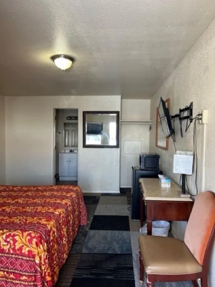 Travelodge by Wyndham Gallup Room, 1 King Bed, Accessible, Non Smoking (Mobility, Roll-in Shower)