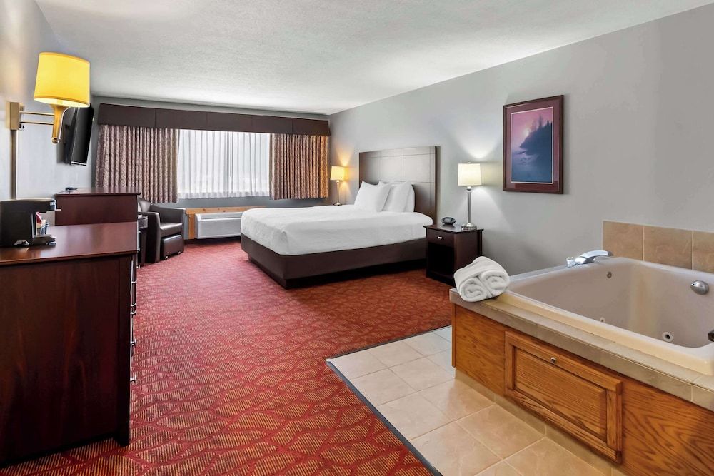 Quality Inn Suite, 1 King Bed, Non Smoking 4