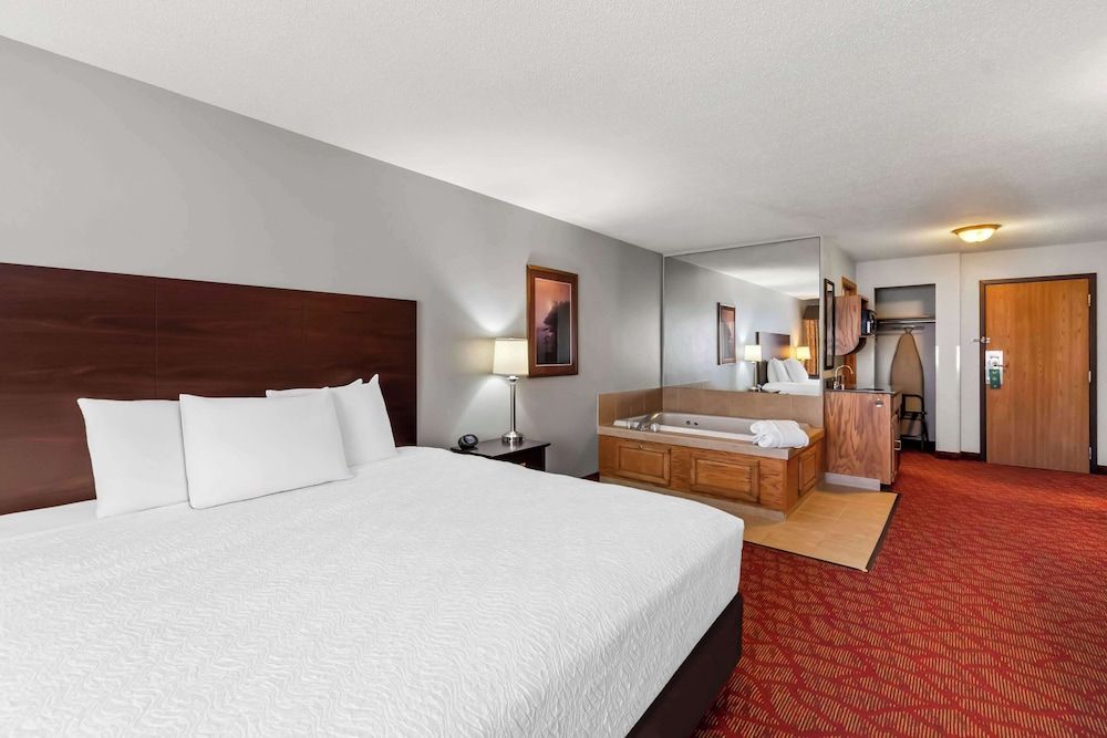 Quality Inn Suite, 1 King Bed, Non Smoking 2