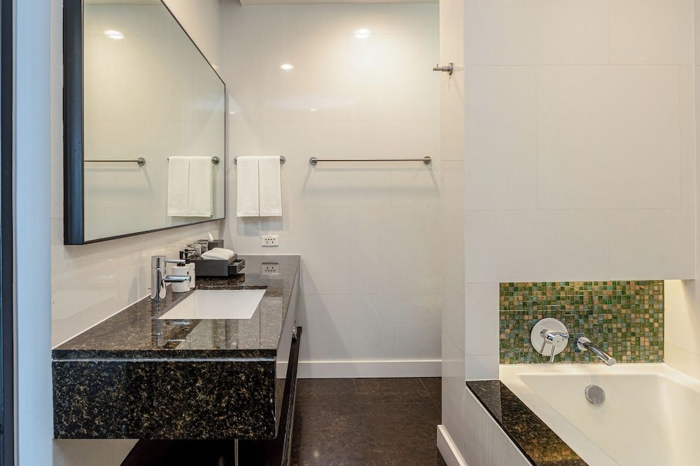 Chatrium Hotel Riverside Bangkok Grand Deluxe King City View 9