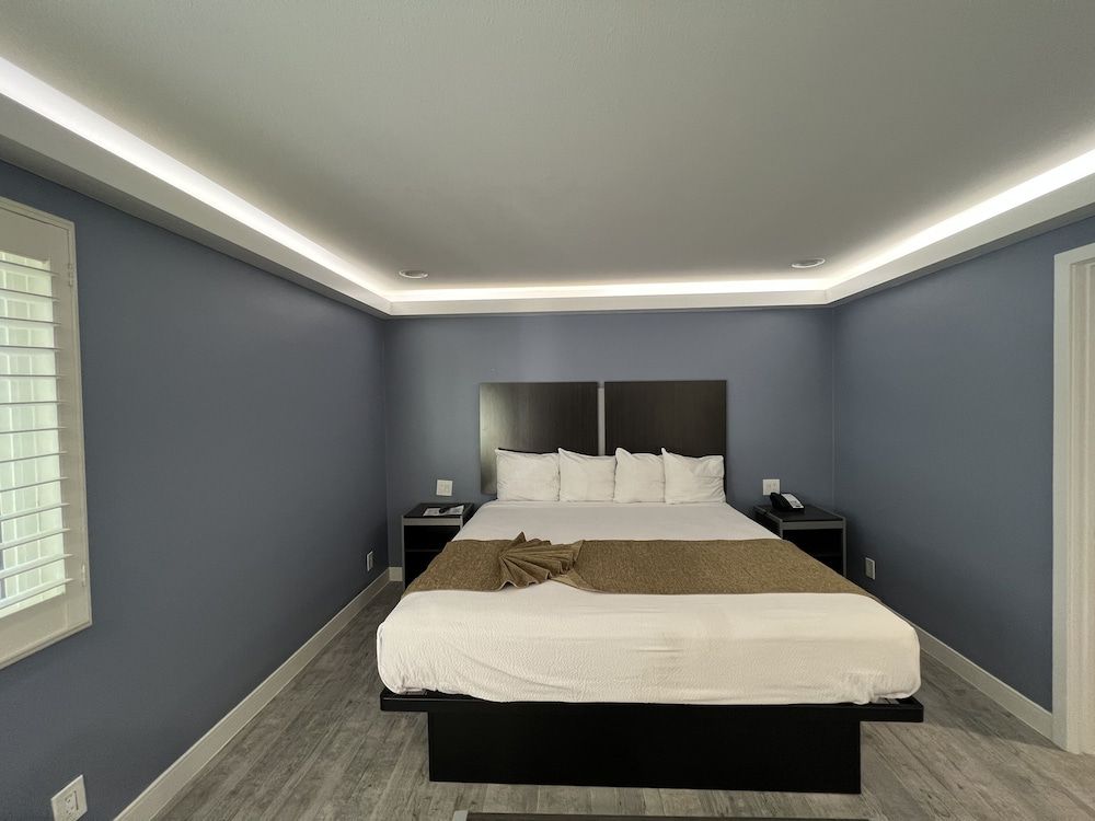 Deluxe Room, 1 King Bed, Non Smoking, Jetted Tub