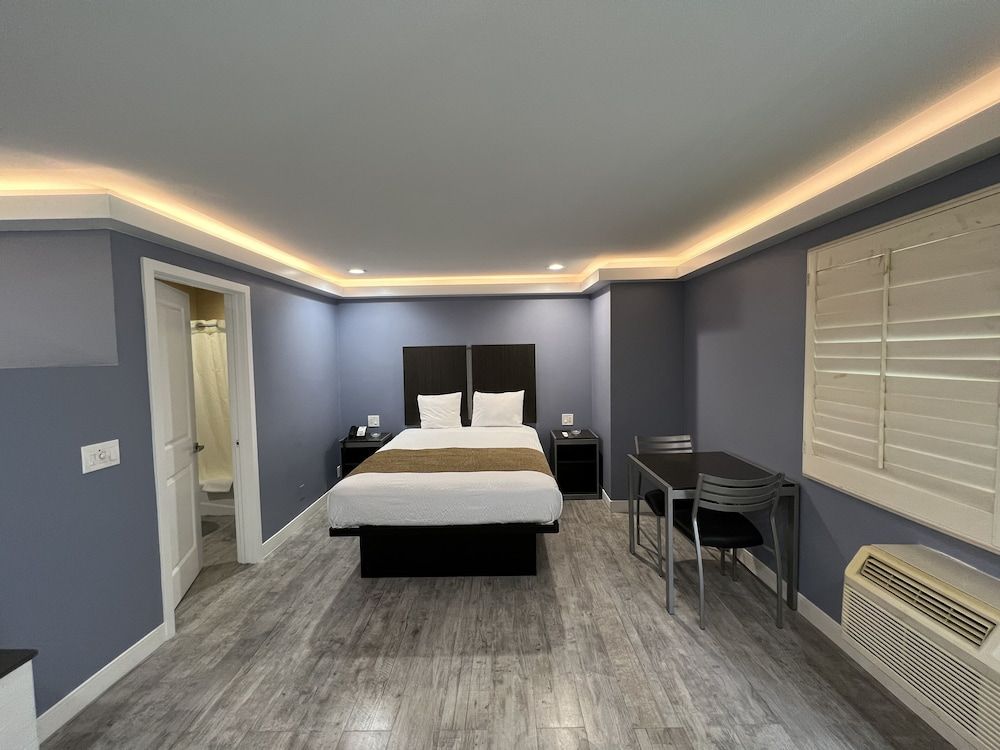 Deluxe Inn Hawthorne Deluxe Room, 1 Queen Bed, Smoking, Jetted Tub