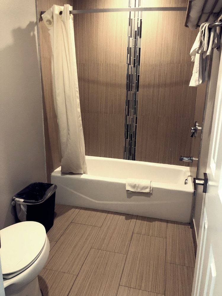 Deluxe Inn Hawthorne Deluxe Room, 1 Queen Bed, Smoking, Jetted Tub 3