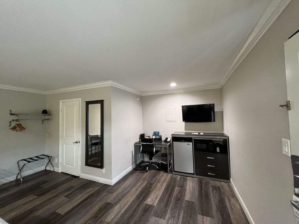 Deluxe Inn Hawthorne Room, 1 King Bed, Smoking 2