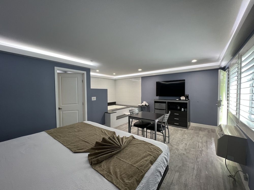 Deluxe Room, 1 King Bed, Non Smoking, Jetted Tub