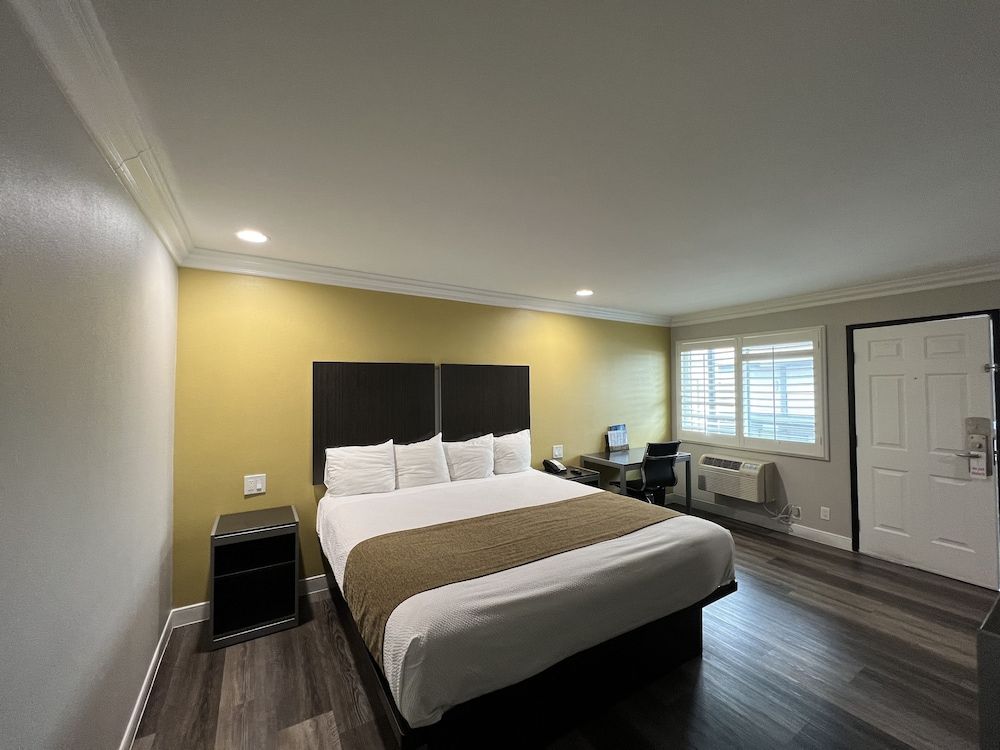 Room, 1 King Bed, Non Smoking