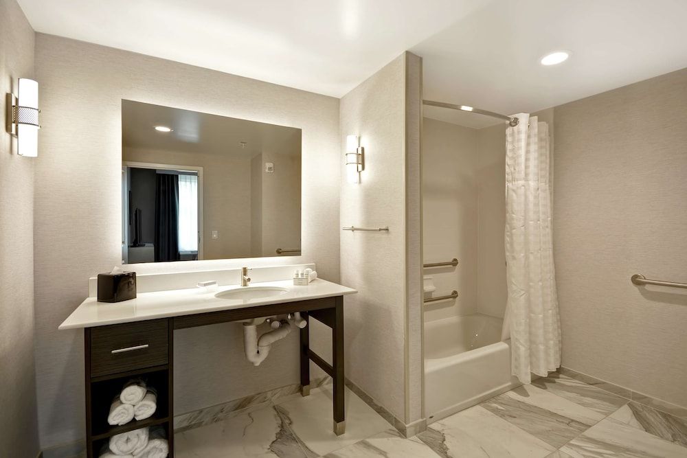Suite, 2 Queen Beds, Accessible, Bathtub