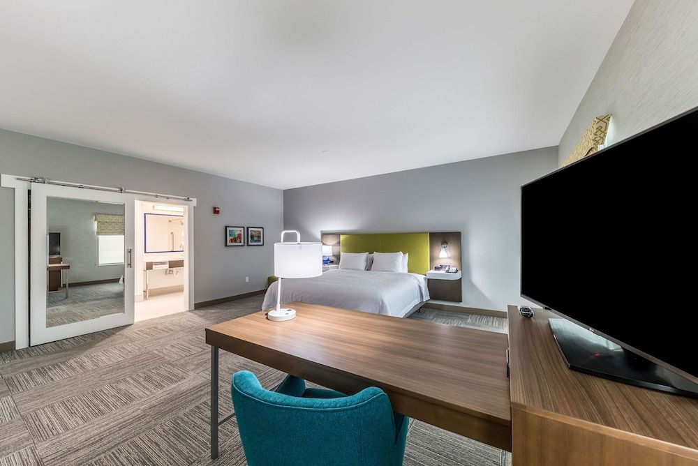 Studio, 1 King Bed, Accessible (Roll-In Shower)