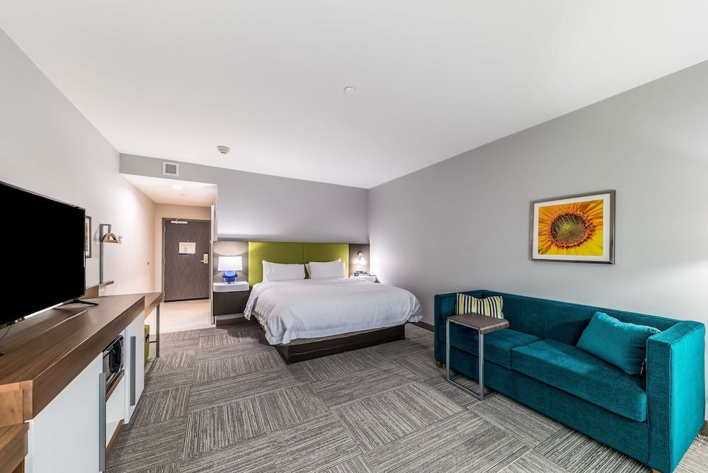 Studio, 1 King Bed, Refrigerator & Microwave (Wet bar)