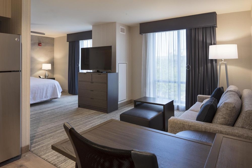 Deluxe Studio, 1 King Bed, Accessible