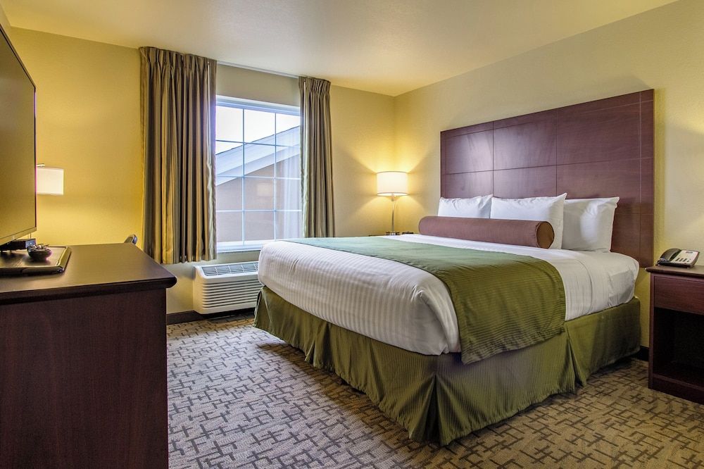 Cobblestone Hotel & Suites - Orrville Room, 1 King Bed, Non Smoking 4