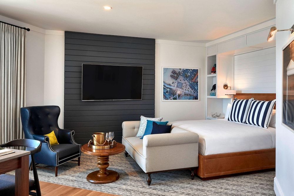 Suite, 1 King Bed, Kitchen, Pool View