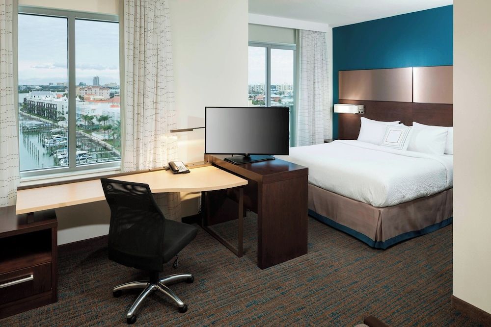 Studio Suite, 1 King Bed with Sofa bed (Mobility Accessible, Tub)