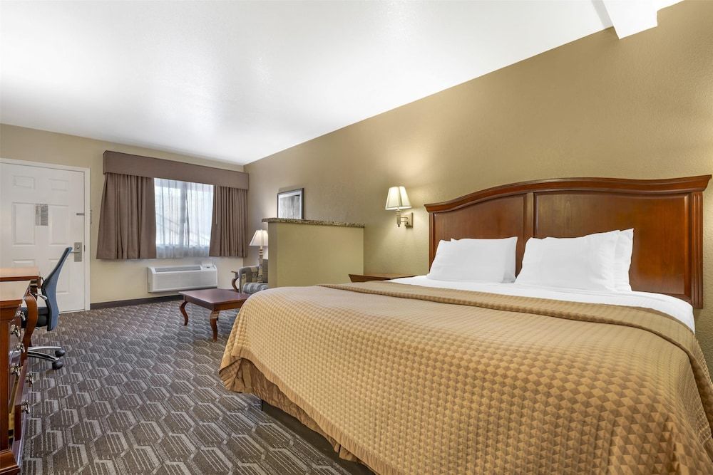 Best Western Inn of Chandler Standard Room, 1 King Bed, Non Smoking, Refrigerator & Microwave (Larger Room;with Sofabed) 2