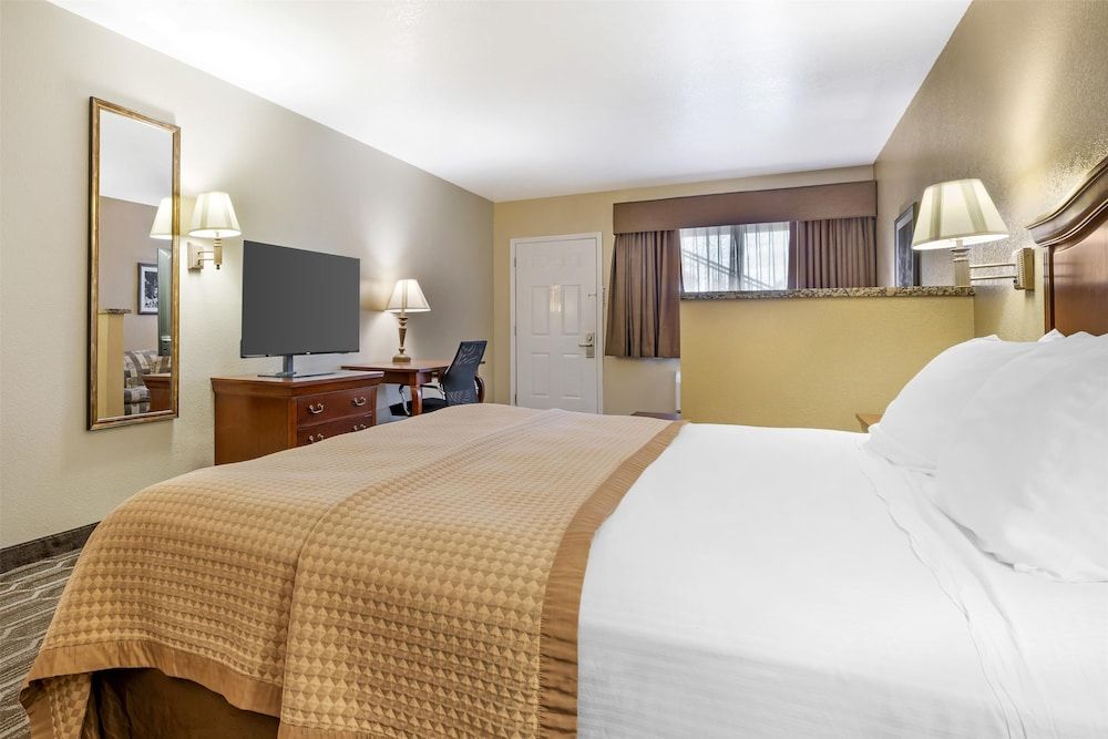 Best Western Inn of Chandler Standard Room, 1 King Bed, Non Smoking, Refrigerator & Microwave (Larger Room;with Sofabed)