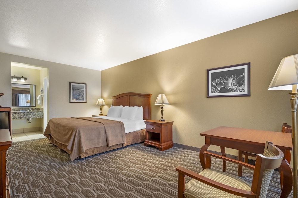 Best Western Inn of Chandler Standard Room, 1 King Bed, Accessible, Non Smoking (Walk-in Shower) 2