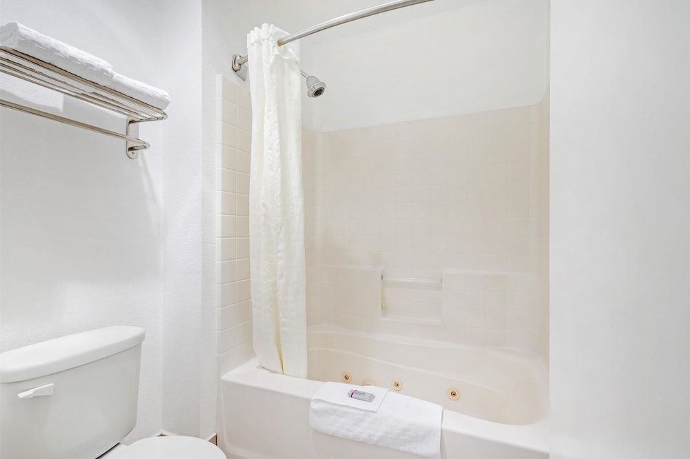 Best Western Inn of Chandler Standard Room, 1 King Bed, Non Smoking, Refrigerator & Microwave (Larger Room;with Sofabed) 4