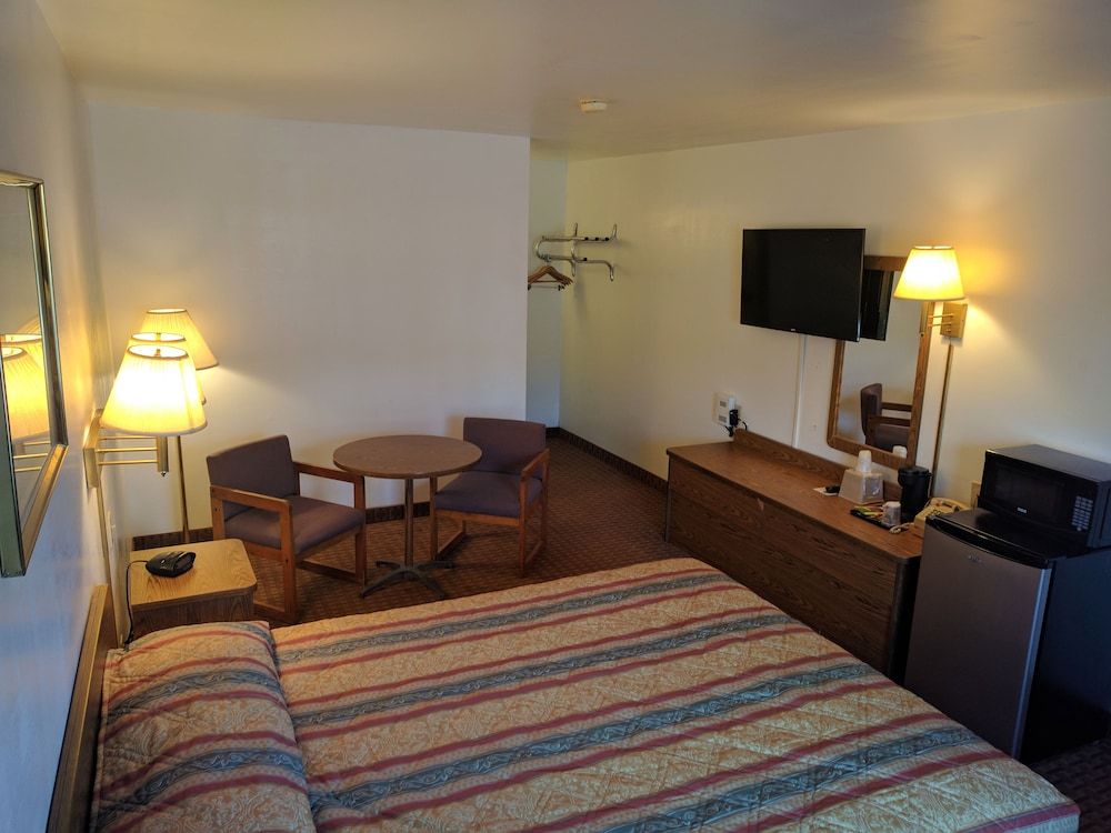 Value Inn Harrisburg - York Standard Room, 1 Queen Bed, Accessible, Smoking 3