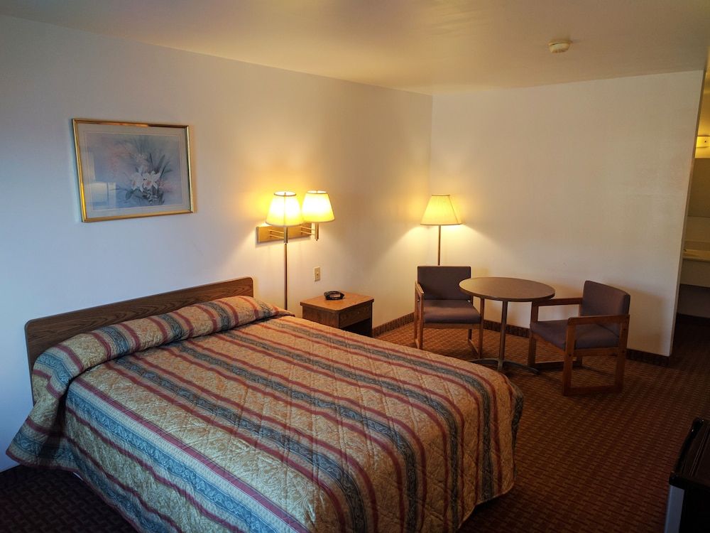 Value Inn Harrisburg - York Standard Room, 1 Queen Bed, Accessible, Smoking 2