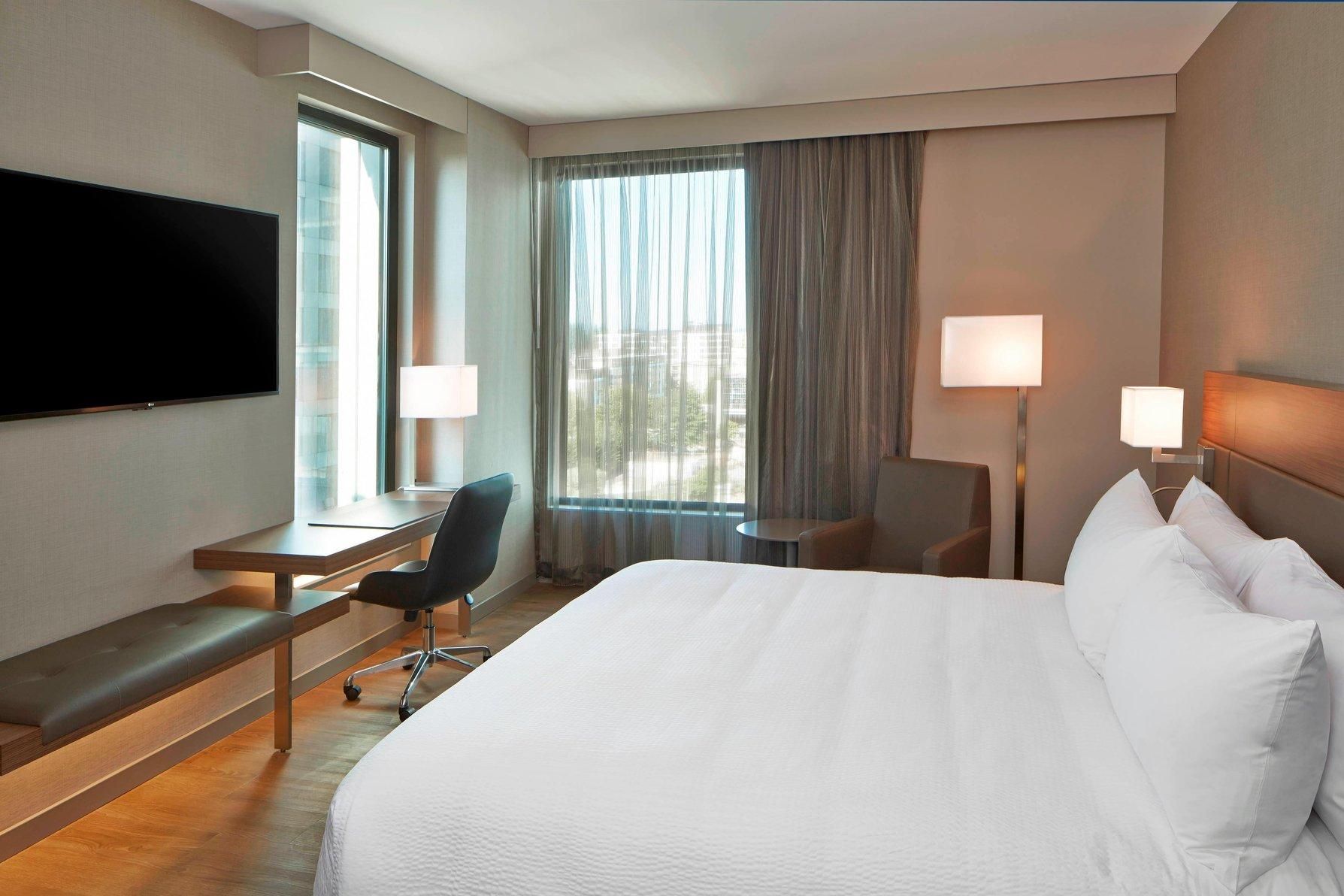 Guest room, 1 King, Corner room