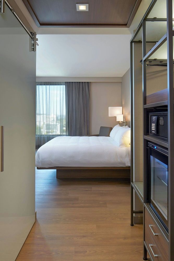 Room, 1 King Bed, Corner (Mobility/Hearing Access, Roll-in Shwr)