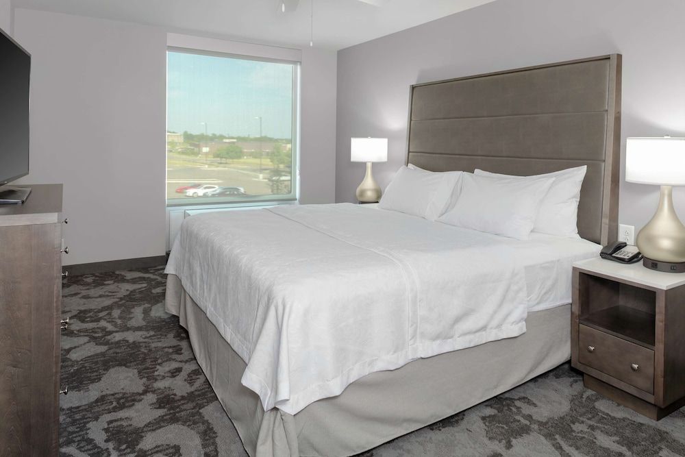 Suite, 1 King Bed with Sofa bed, Accessible, Non Smoking (Hearing)