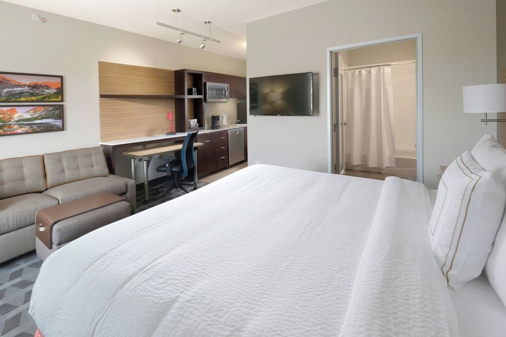 Studio, 1 King Bed with Sofa bed (Hearing Accessible)