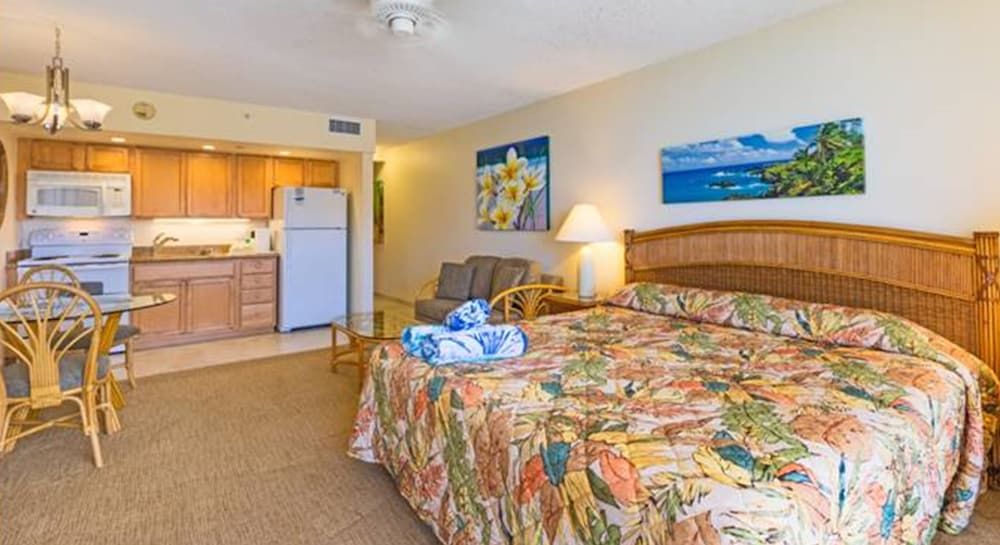 Panoramic Studio Suite, 1 King Bed with Sofa bed, Partial Ocean View, Poolside (Unit 1019)