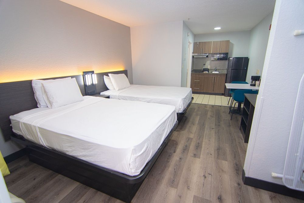 Studio 6 West Palm Beach, FL Standard Room, 2 Queen Beds, Non Smoking 6