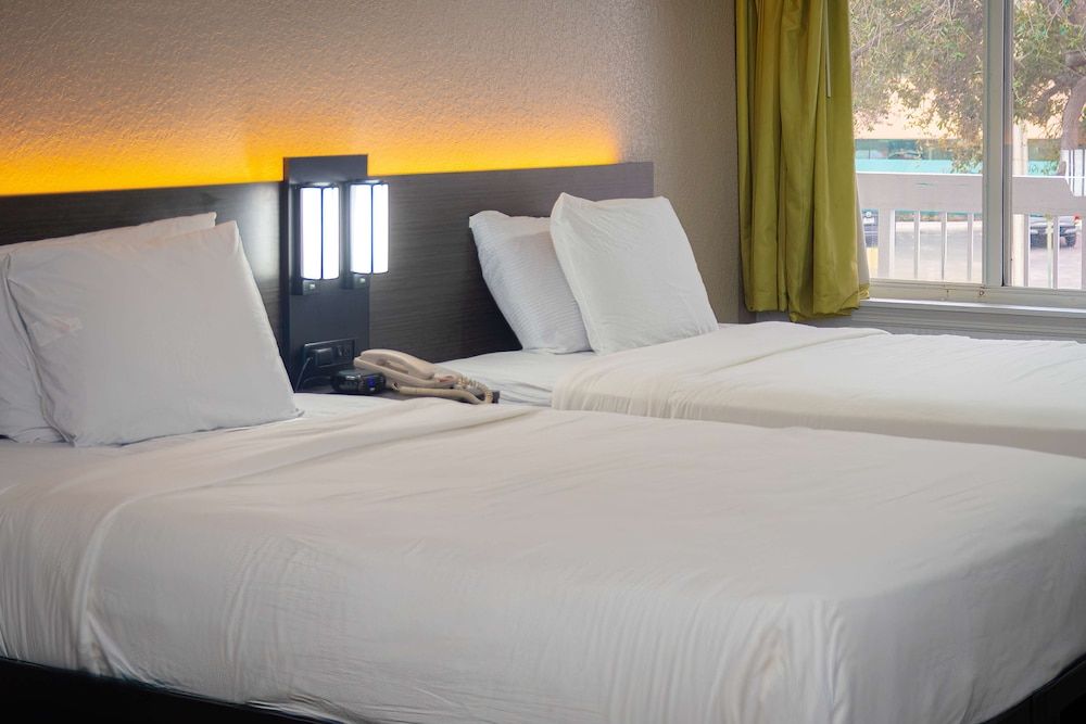 Studio 6 West Palm Beach, FL Standard Room, 2 Queen Beds, Non Smoking 4