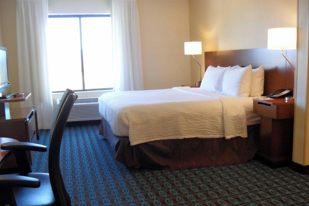 Room, 1 King Bed (Mobility/Hearing Access, Roll-In Shwr)