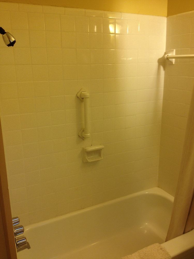 Travelowe's Motel 2 Queen Beds 9