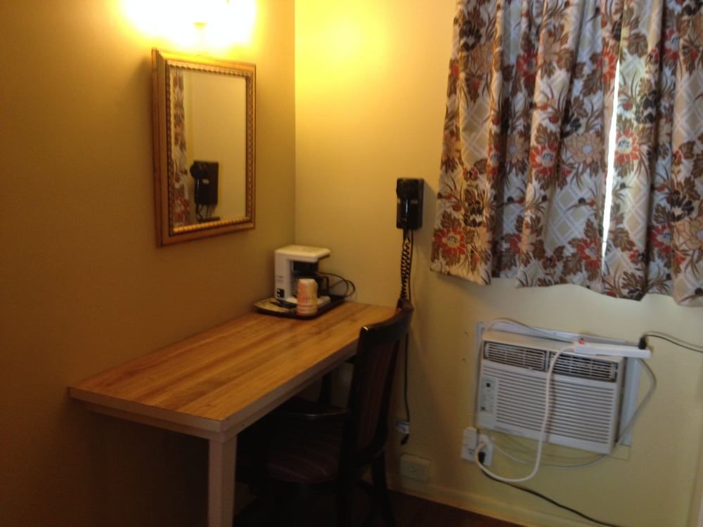 Travelowe's Motel 2 Queen Beds 14