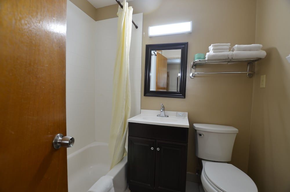 Travelowe's Motel 2 Queen Beds 7