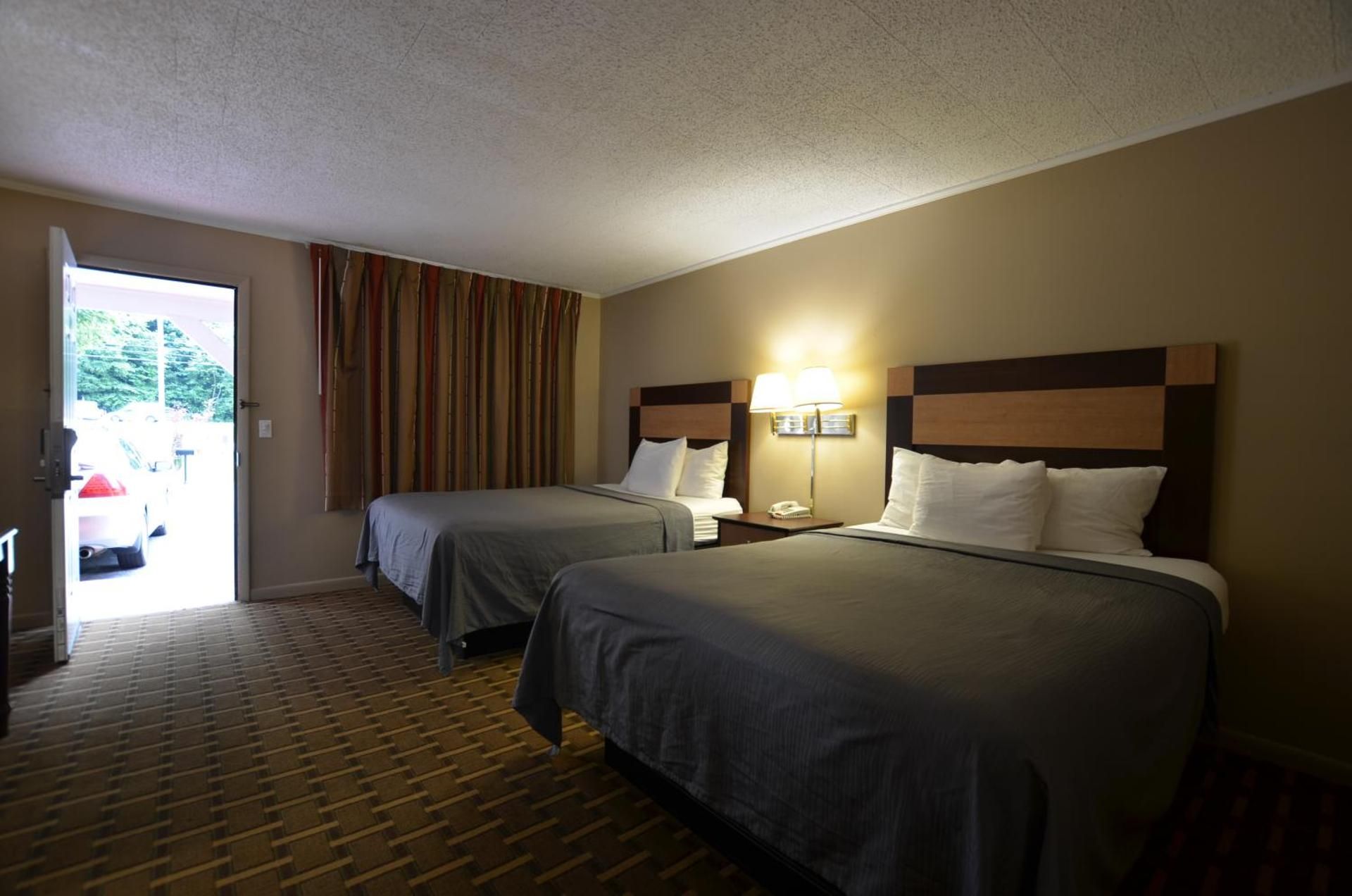 Travelowe's Motel Queen Room 5