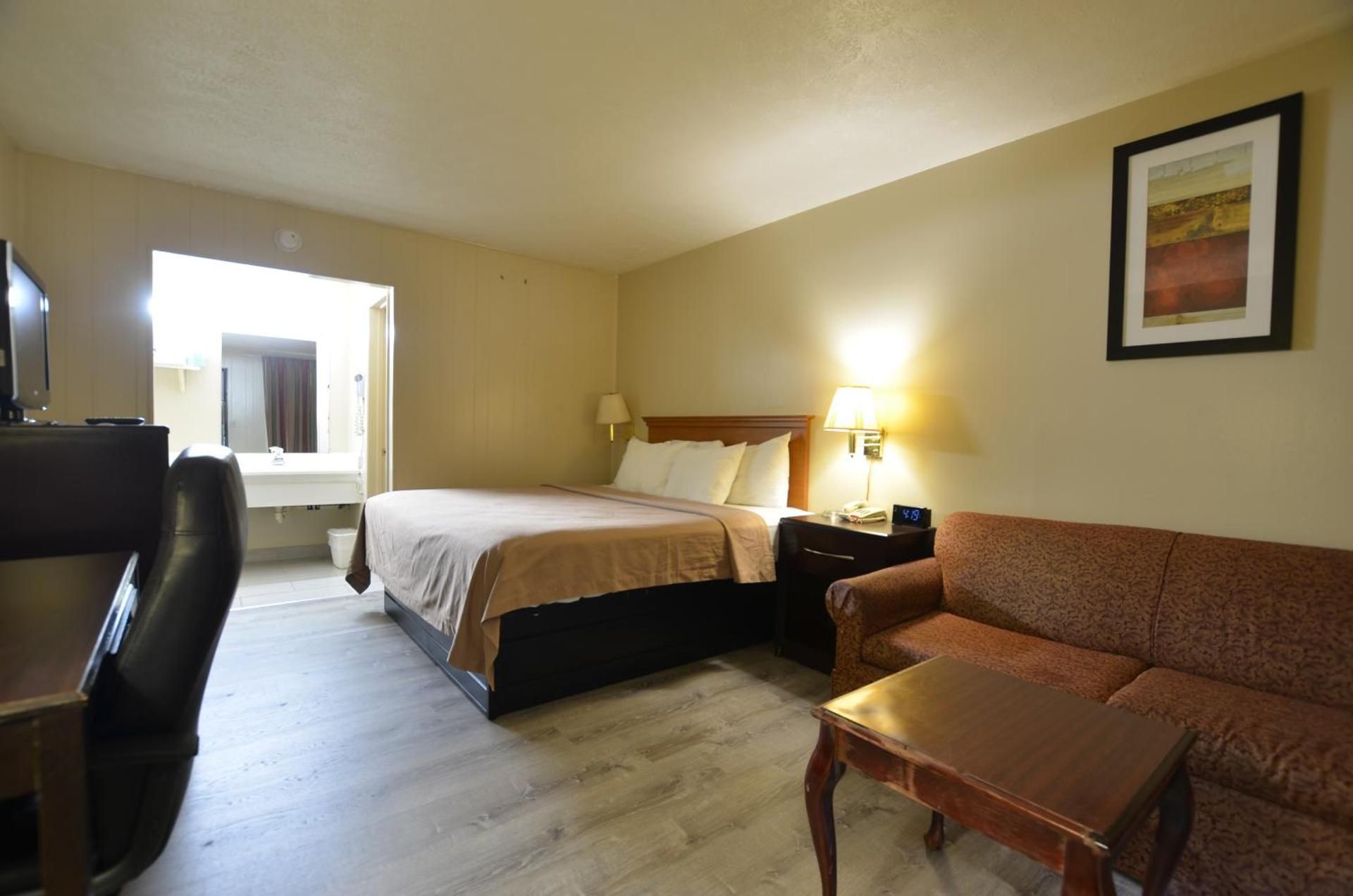 Travelowe's Motel 1 King Bed - Non-Smoking 2